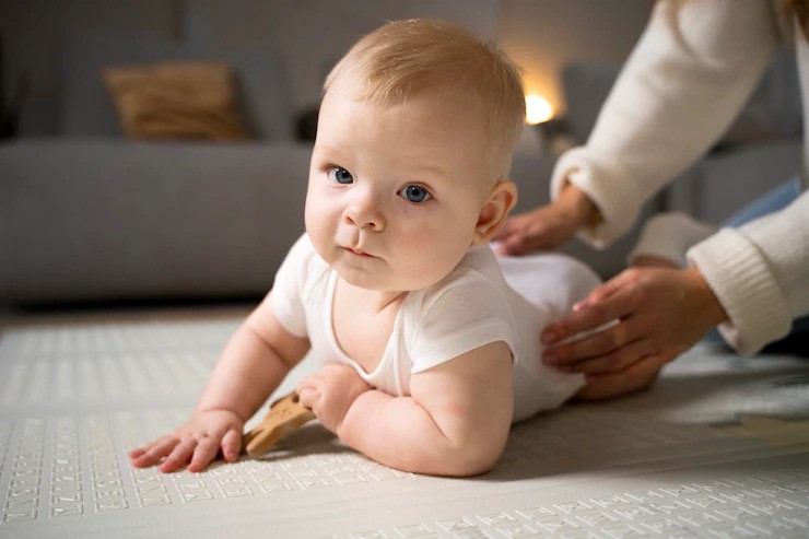 Cách hạ sốt cho trẻ sơ sinh nhanh nhất: Cho trẻ mặc quần áo thoải mái