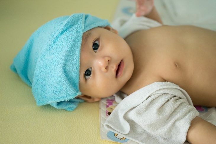 Cách hạ sốt cho trẻ sơ sinh nhanh nhất và an toàn nhất: Lau nước ấm