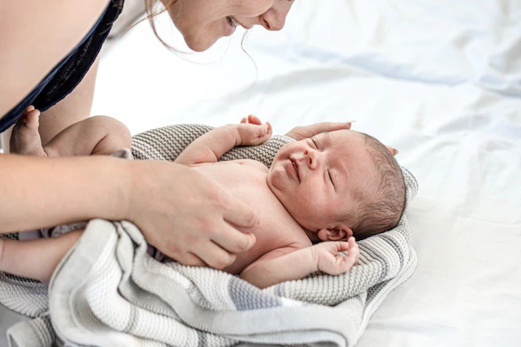 Cách hạ sốt cho trẻ sơ sinh 4 tháng tuổi: Để trẻ thoáng mát