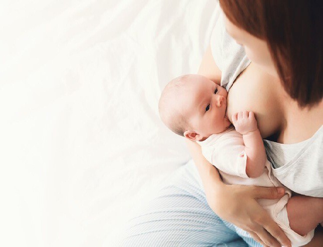 Cách hạ sốt cho trẻ sơ sinh nhanh nhất: Cho trẻ bú mẹ